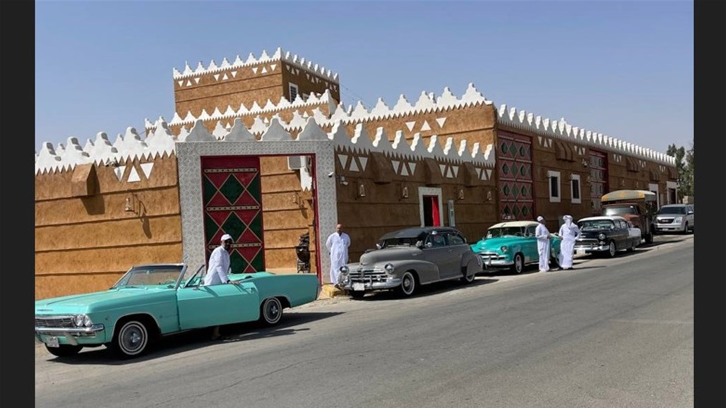  بالصدفة.. عراقيون ذهبوا للعمرة ووجدوا أنفسهم في مسابقة للسيارات القديمة (صور)