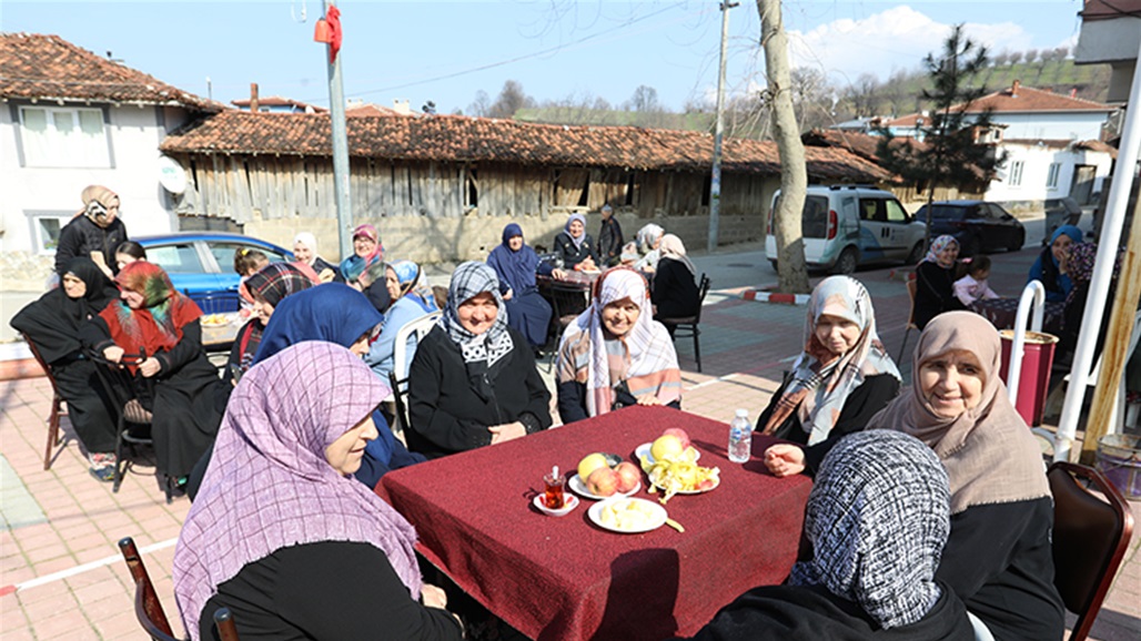 النساء في المقاهي والرجال يقومون بالأعمال المنزلية.. ماذا جرى في تركيا؟ (فيديو)