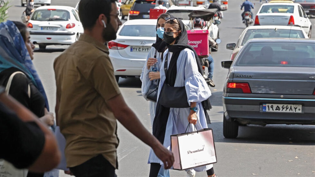 إيران توقف شابتين رقصتا في ساحة عامة