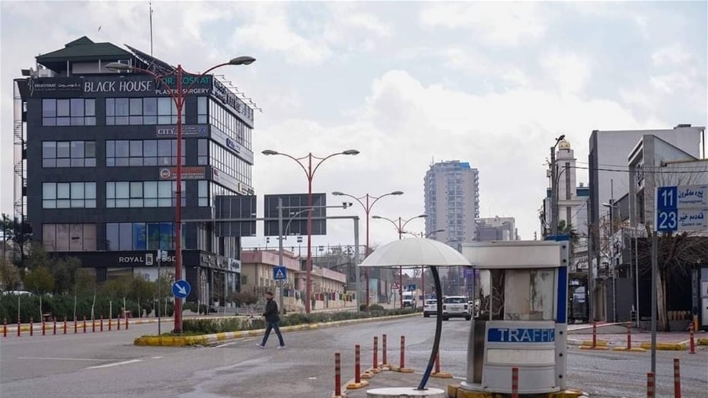 الأكشاك مهجورة والصافرات مرمية.. السليمانية تصحو على شوارع خالية من المرور تمامًا (صور)