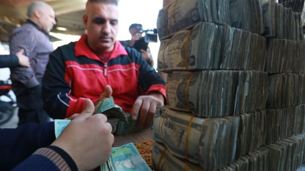 أسعار صرف الدولار مقابل الدينار تواصل الانخفاض في العراق