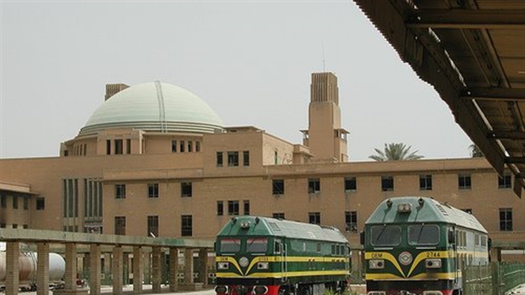 السيارات تتسابق مع القطارات في شوارع بغداد (فيديو)