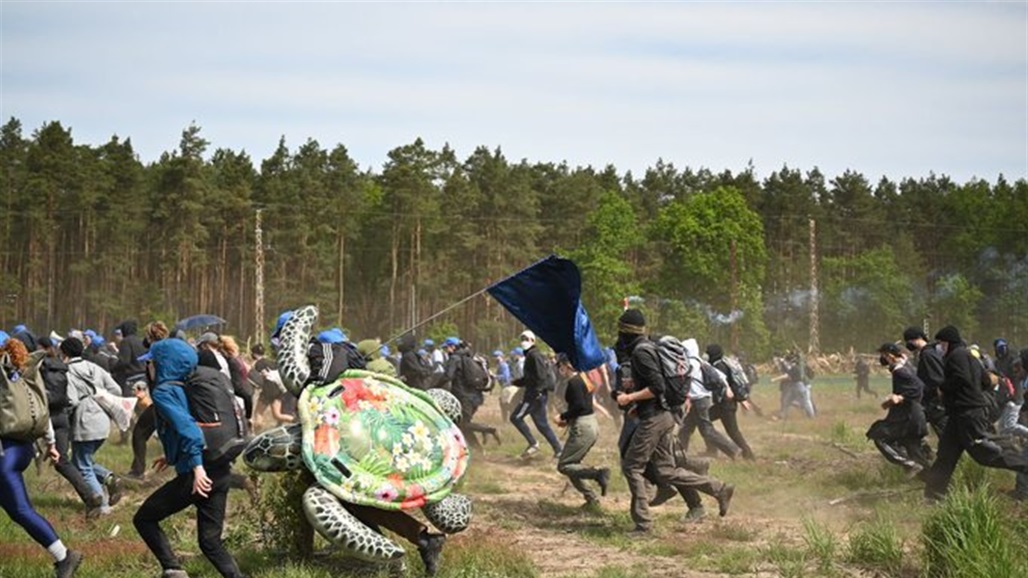 كأنها حرب.. نشطاء يهجمون على مصنع "تسلا" في ألمانيا (فيديو)