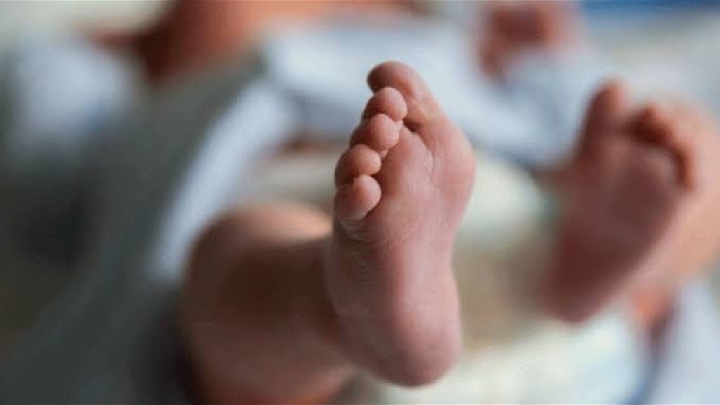 وضعها بالماء المغلي.. أب ينهي حياة رضيعته بطريقة بشعة