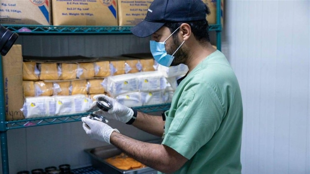 السعودية تغلق منشأة تجارية بعد رصد اشتباه بتسمم غذائي