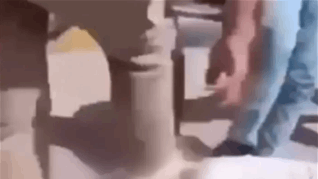 ضرب مبرح.. ولي أمر يعتدي على معلم (فيديو)