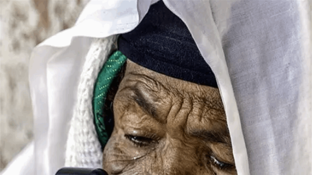 دموع عجوز جزائرية تضعها ضمن أفضل 10 صور في العالم