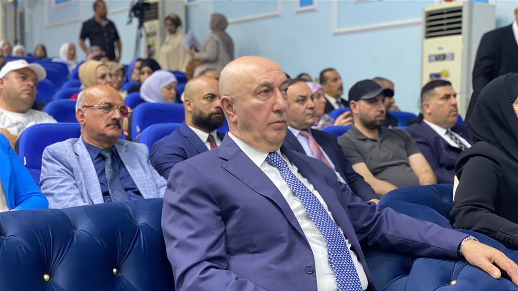 &quot;بنكة أرضية&quot; أمام وزير البيئة والحضور يتصببون عرقا في اليوم العالمي للبيئة (فيديو)