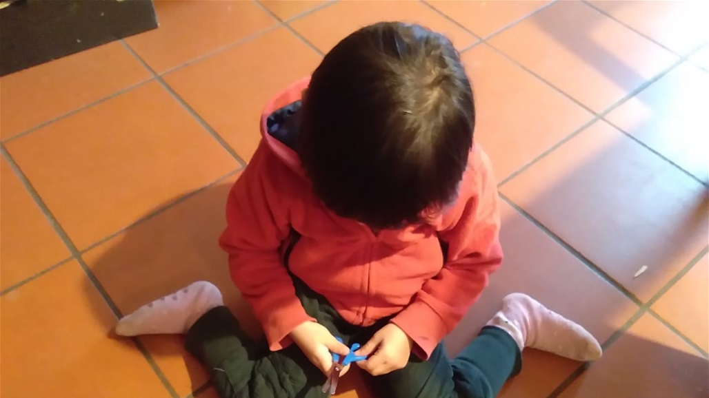 إحذري جلوس طفلكِ بوضعية W.. مخاطرها كثيرة على صحته! 