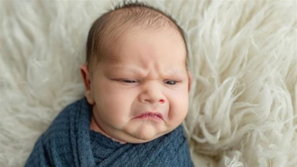 200 ألف اعجاب.. "الطفل العابس" يجتاح التواصل الاجتماعي (صور)