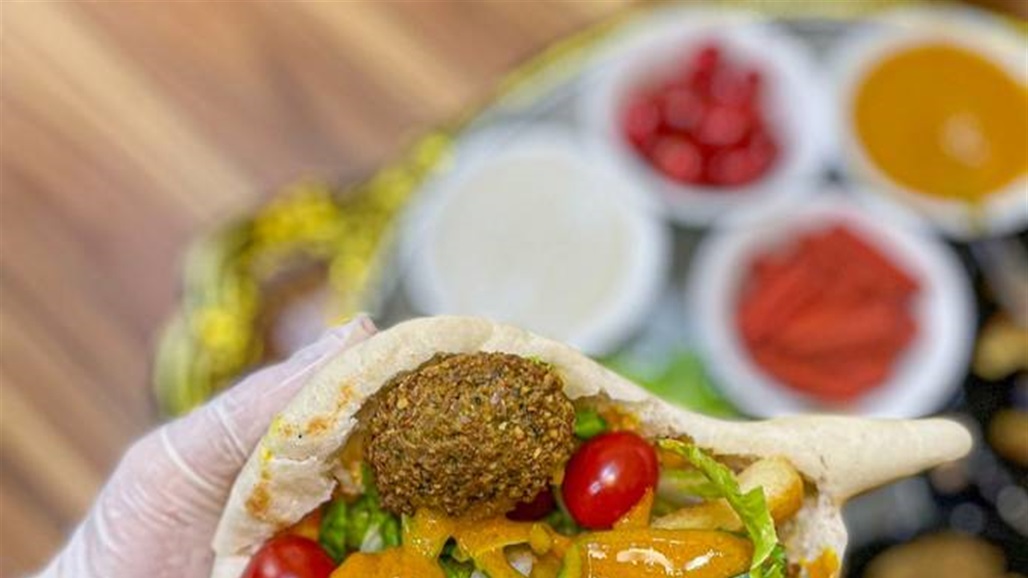 لمسات &quot;يهودية- فلسطينية- جورجية&quot;.. بحث في نشأة &quot;لفة الفلافل&quot; العراقية