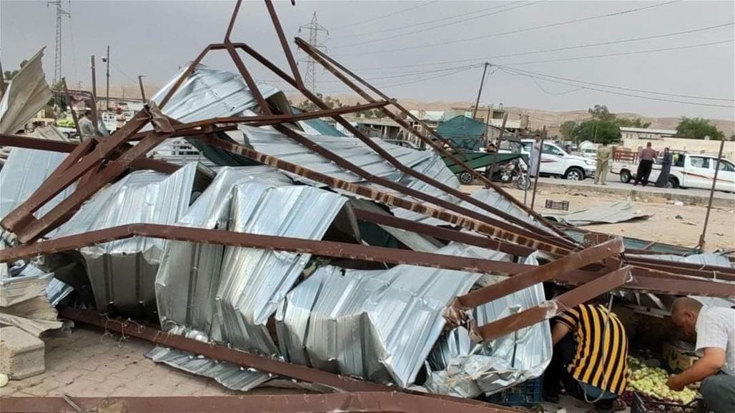 عاصفة تفاجئ سوق خضار وتحوله إلى &quot;ركام&quot; في صلاح الدين