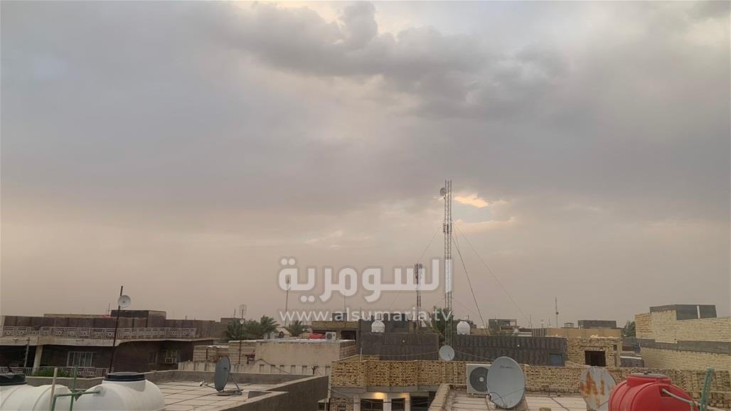 في الديوانية.. عاصفة وغيوم تخيم على المدينة (صور)