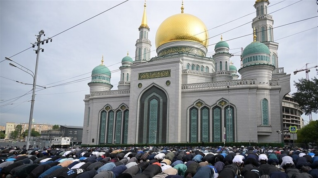 المسلمون يؤدون صلاة عيد الأضحى في مسجد موسكو الكبير 