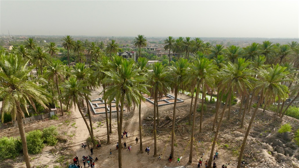 مراجيح بالاشجار و"قمار طفولي" وايس كريم.. أطفال المحاويل مستمتعون بالعيد تحت ظل النخيل (صور)