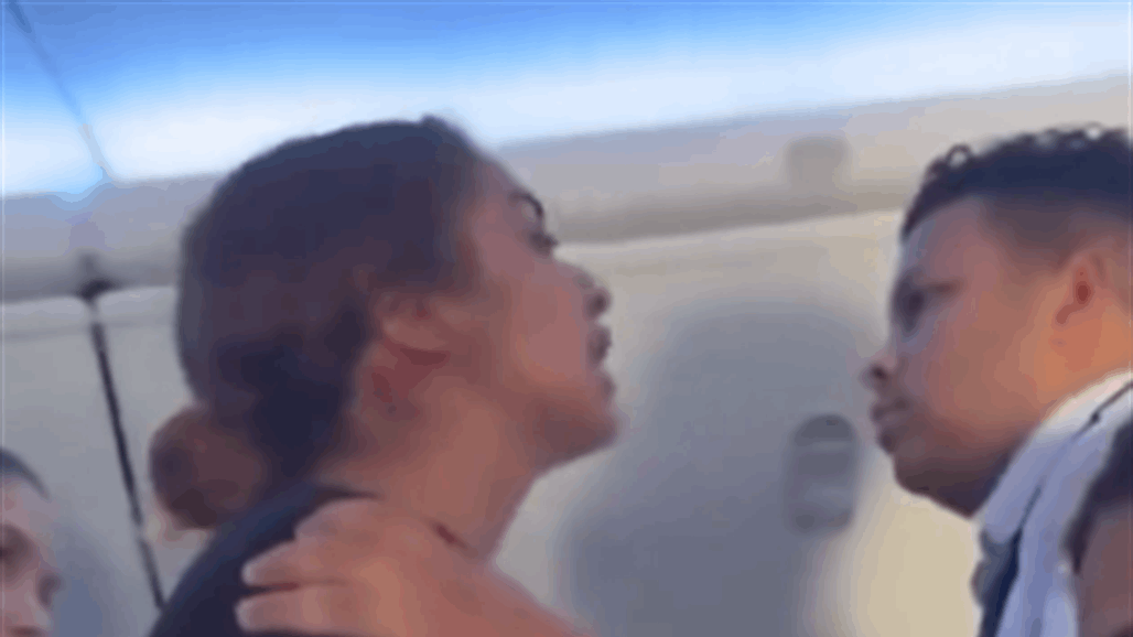 مسافرة "عدوانية" تغير مسار رحلة جوية بعد ان عضت المضيف ومزقت ملابسه (فيديو) 