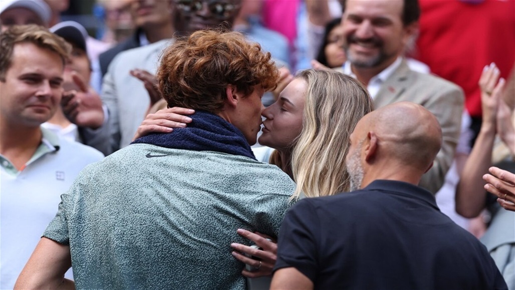 قبلة "ساخنة" بين الإيطالي سينر وروسية حسناء تثير موجة من التعليقات