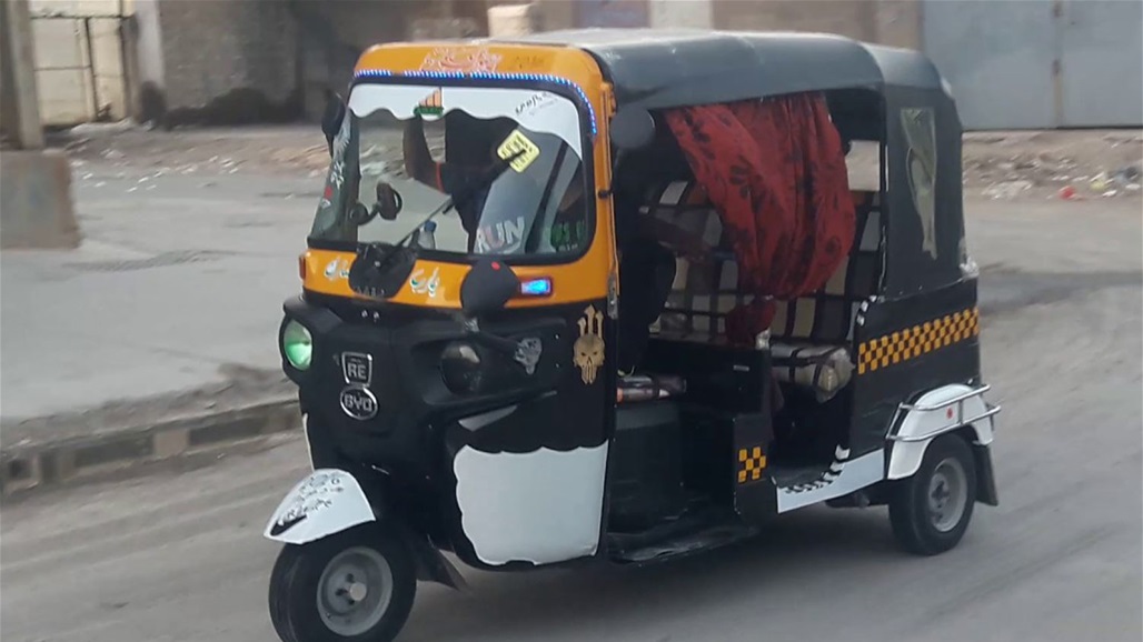 حادث مروري غريب.. طائرة تصطدم بـ"توك توك"