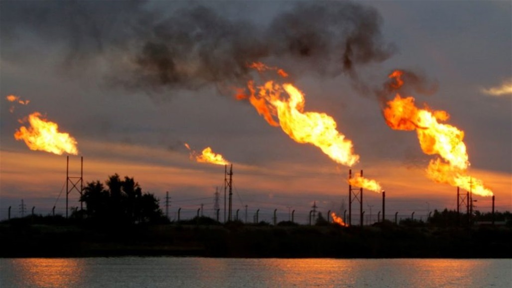 النفط يتراجع لكنه في أحسن احواله خلال أسبوعين.. والأنظار تراقب توتر "دول الإنتاج"