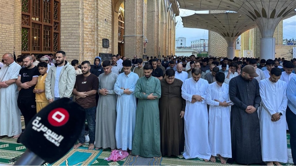 بالصور.. بغداديون يؤدون صلاة عيد الفطر في جامع أبي حنيفة النعمان