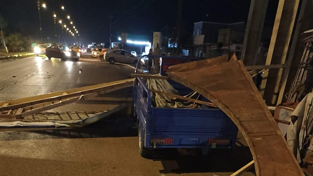 الرياح تسقط جسر مشاة في الديوانية على سائق &quot;ستوتة&quot;