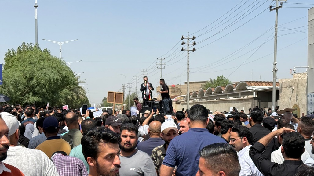 معلمو العراق ينتفضون من جديد.. تظاهرات كبيرة تواجهها القنابل الدخانية