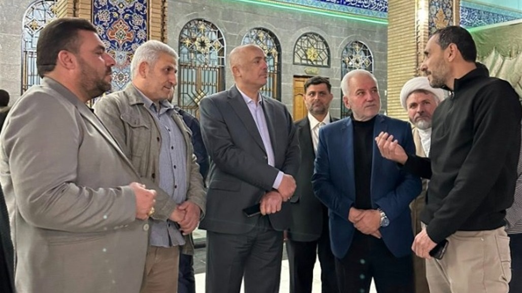 السفير العراقي بدمشق داخل مرقد السيدة زينب &quot;ع&quot;.. نقاش لاعادة السياحة الدينية (صور)