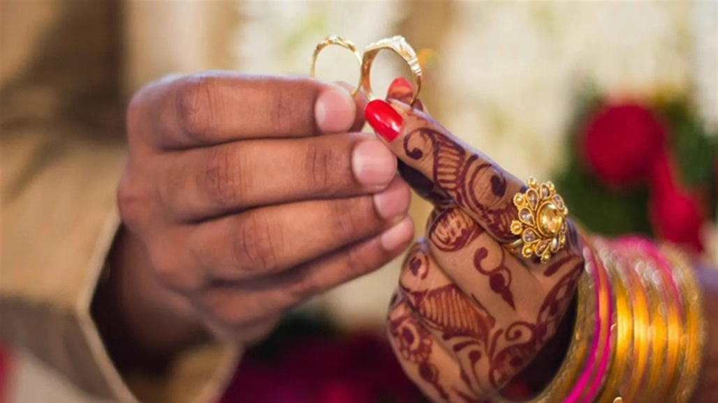 قبل 9 أيام من زفافه.. عريس يهرب مع حماته