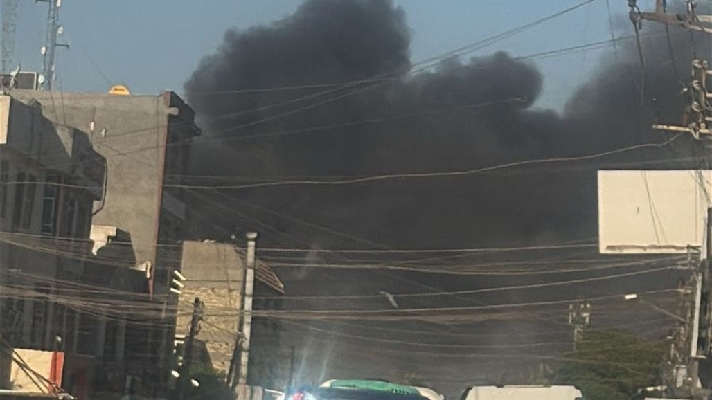 دخان اسود غطى السماء.. حريق يلتهم عدد من المحال التجارية غربي بغداد 