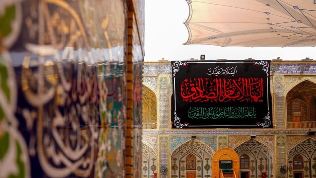 رفع رايات الحداد في مرقد الإمام علي (صور)