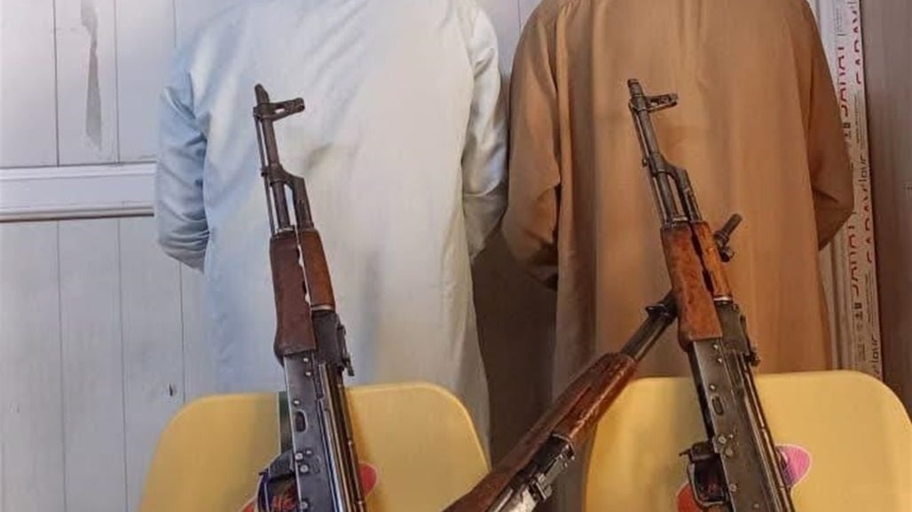 الديوانية.. اعتقال متهمين بتسليب مواطن وضبط أسلحة بحوزتهم