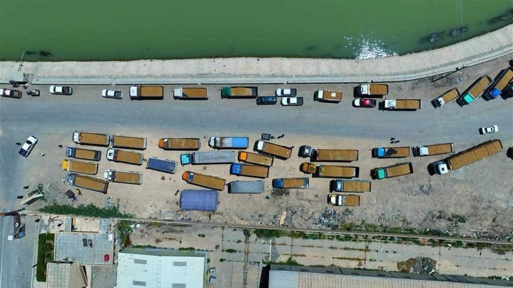 عبر منفذ القائم.. شاحنات عراقية محمّلة بالحنطة تصل لمساعدة السوريين