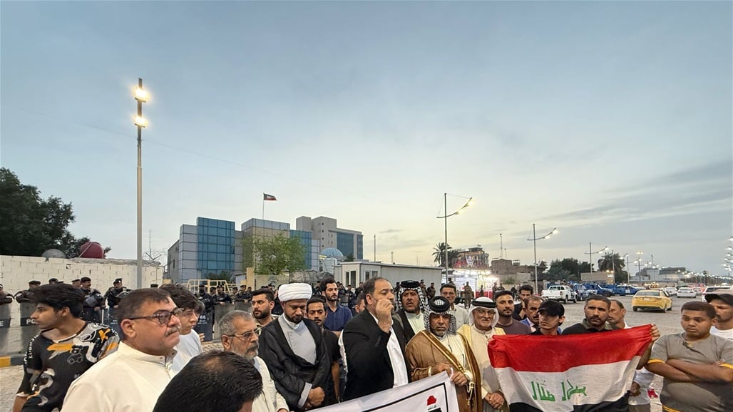 قرب قنصلية الكويت.. بصريون يتظاهرون نصرة لـ&quot;خور عبد الله&quot;