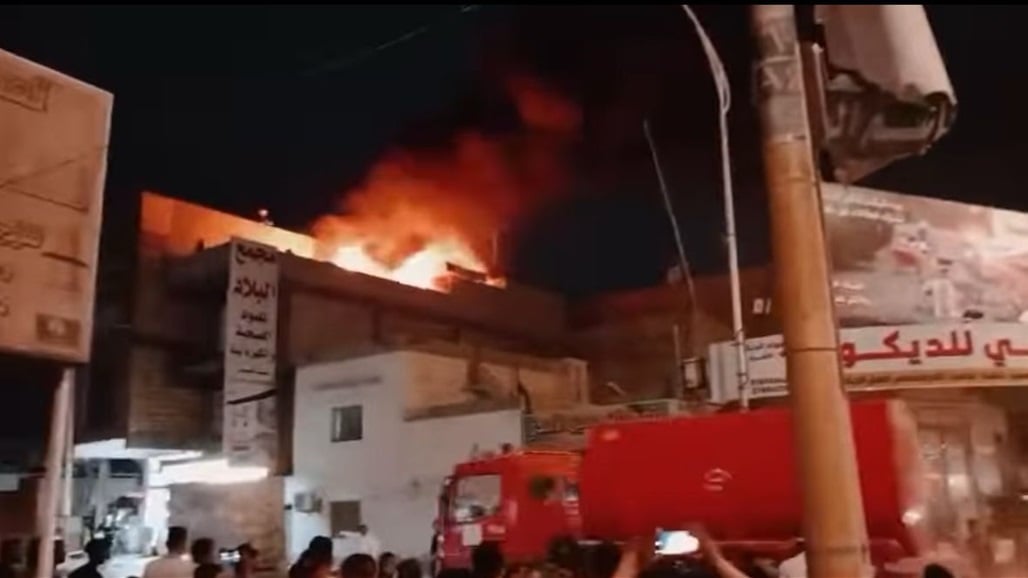 حريق يلتهم أحد المجمعات التجارية وسط الديوانية.. والدفاع المدني تحاول السيطرة 