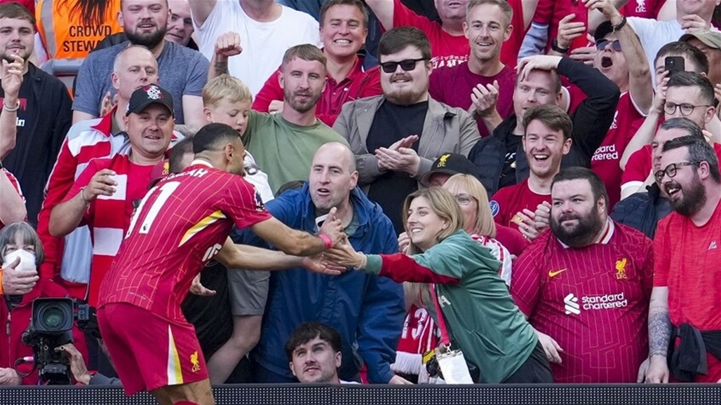 سيلفي لمحمد صلاح مع المشجعين