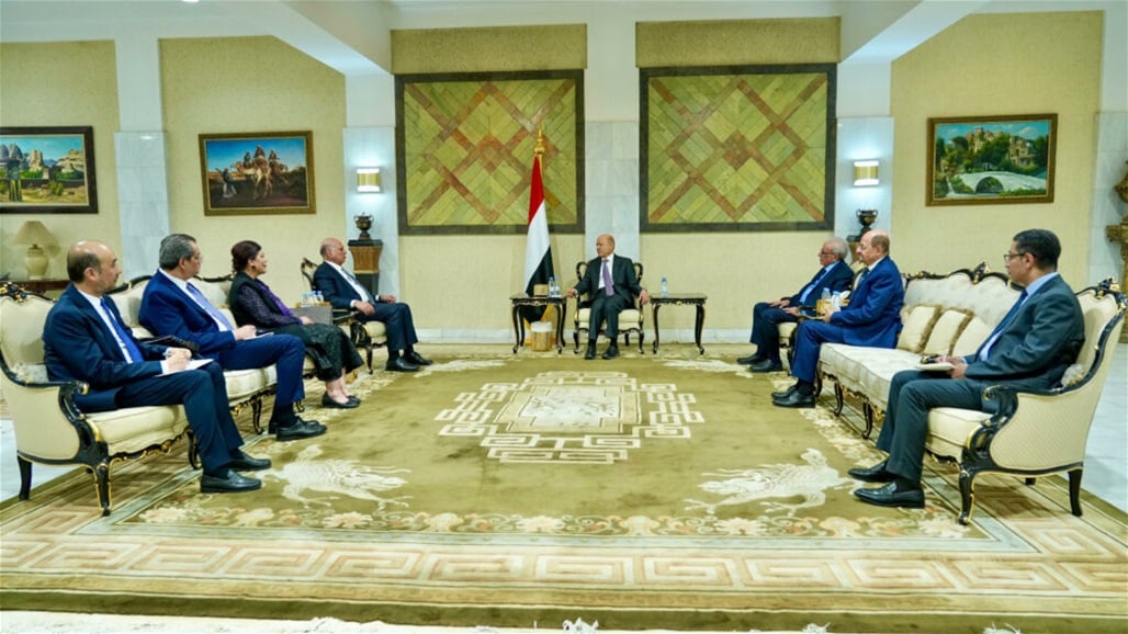 وزير الخارجية يسلم الرئيس اليمني دعوة لحضور قمة بغداد