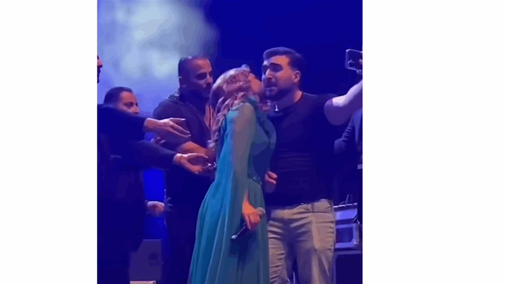 الفنانة أصالة نصري تثير الجدل بعد قبلة لأحد معجبيها (فيديو)