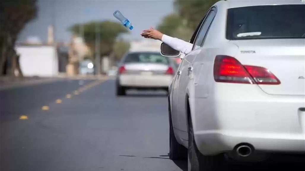 المرور تعلن عن غرامة رمي النفايات من العجلات في الشارع