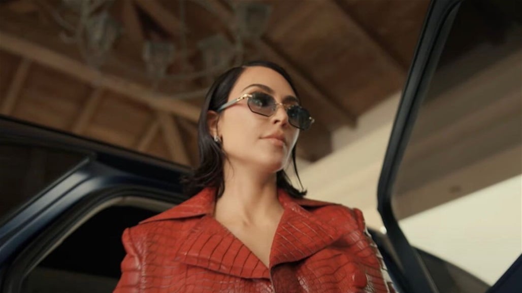 من نجمة واقع إلى محامية شرسة: كيم كارداشيان تتألق في &quot;All’s Fair&quot;!