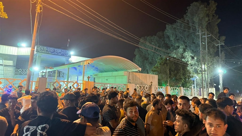النجف.. تظاهرة تطالب بإقالة قائممقام وأخرى تقطع طريقا حيويا