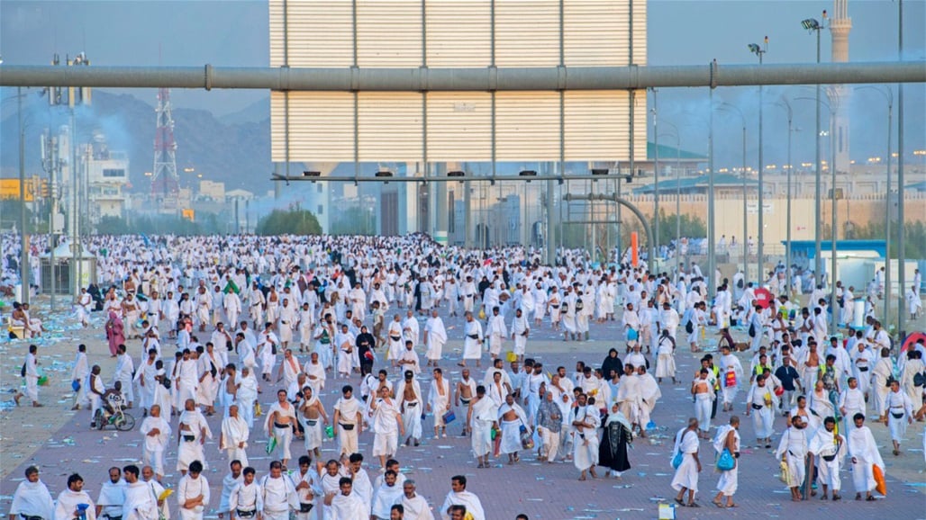 الحجاج ينفرون من عرفات إلى مزدلفة