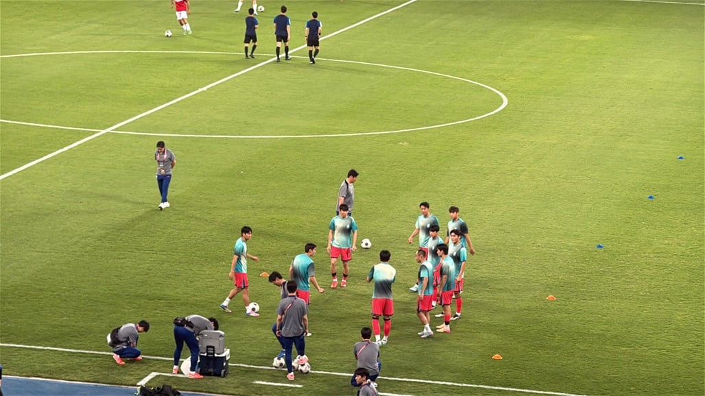 البصرة.. أسود الرافدين والشمشون الكوري يجرون الاحماء قبيل بدء مباراتهم (صور)