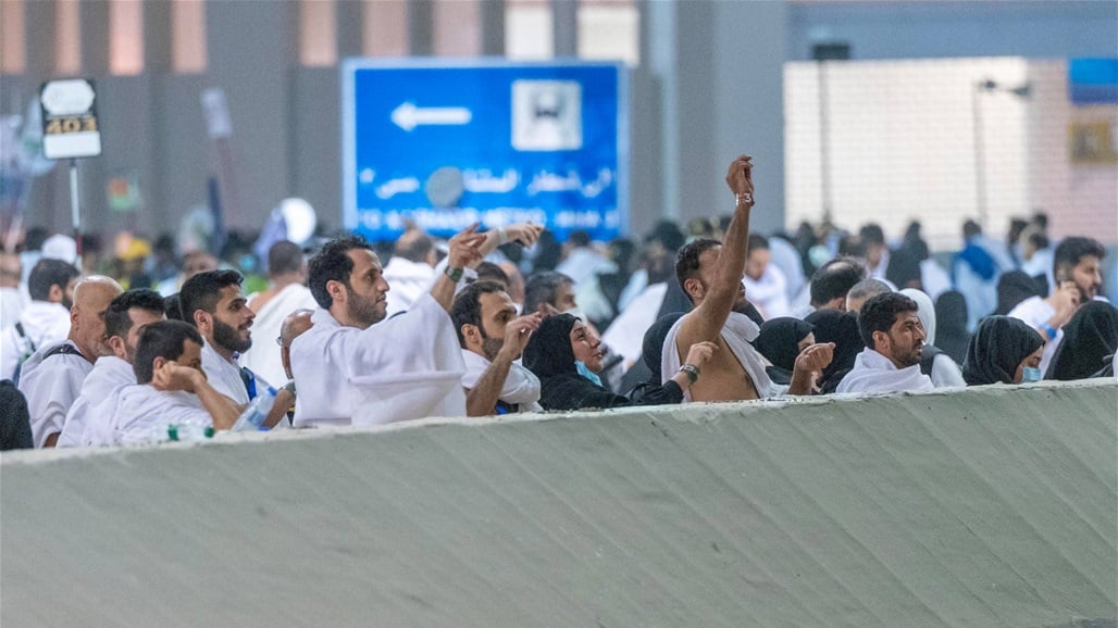 الحجاج يرمون جمرة العقبة الكبرى في مشعر منى (فيديو)