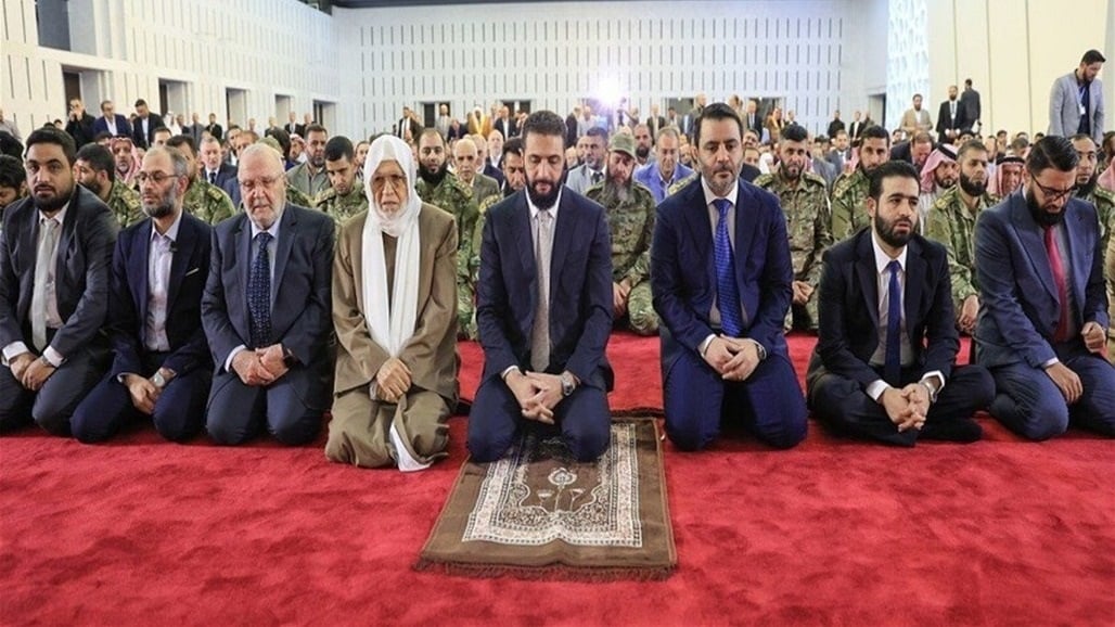 جدل كبير في سوريا بسبب سجادة الشرع خلال صلاة العيد