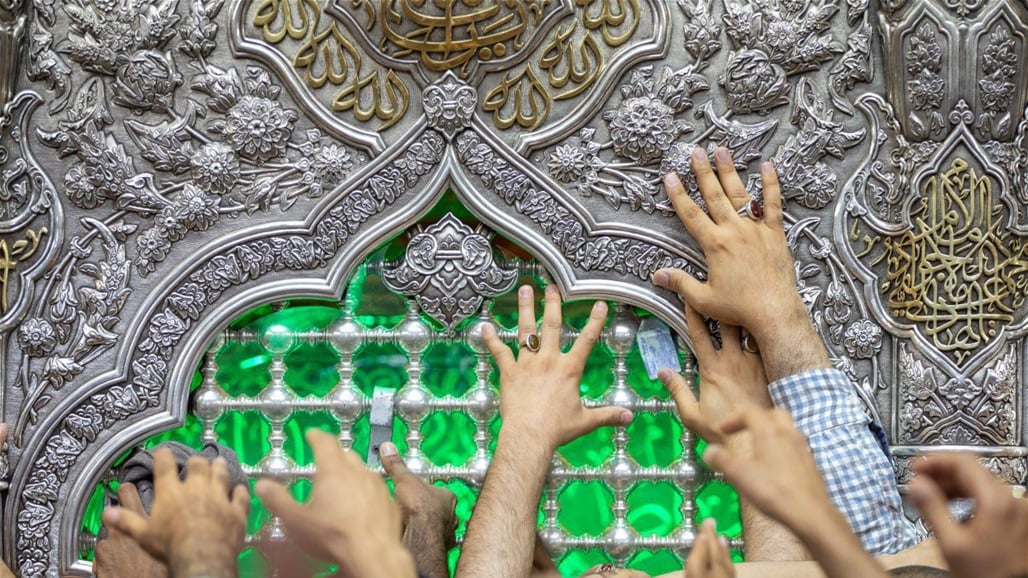 صور توثق الأجواء داخل ضريح الإمام الحسين في كربلاء
