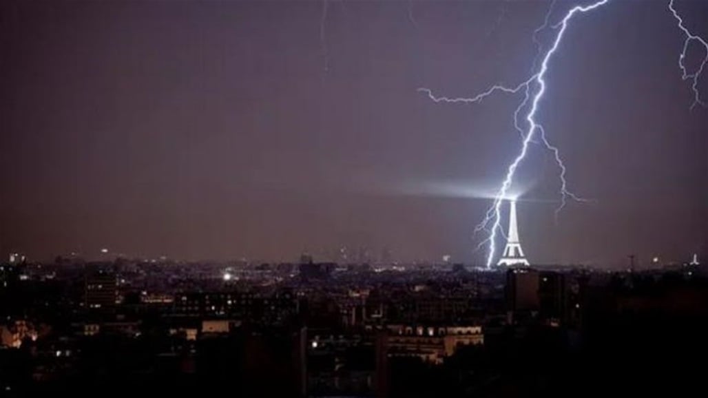 عاصفة عنيفة تقلع الأشجار وتغلق المدارس والمنشآت الحكومية في باريس 
