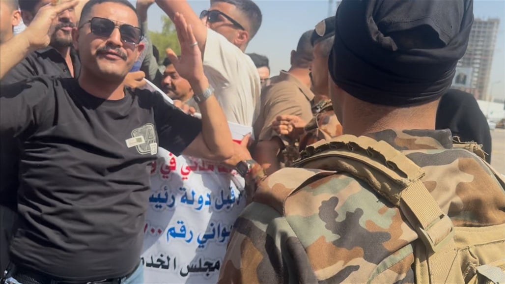 بغداد.. الفاحصون المدنيون بوزارة الدفاع يحتجون للمطالبة بحقوقهم (صور)