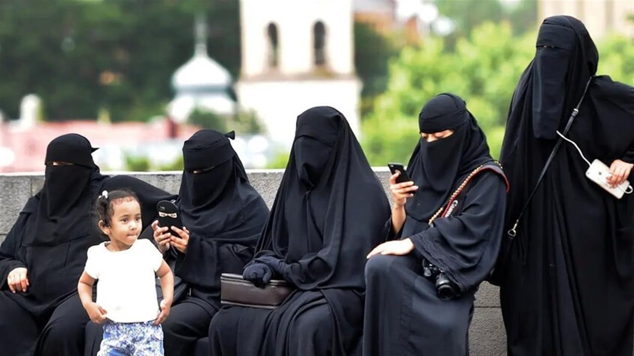 دولة جديدة تحظر النقاب والبرقع في الأماكن العامة