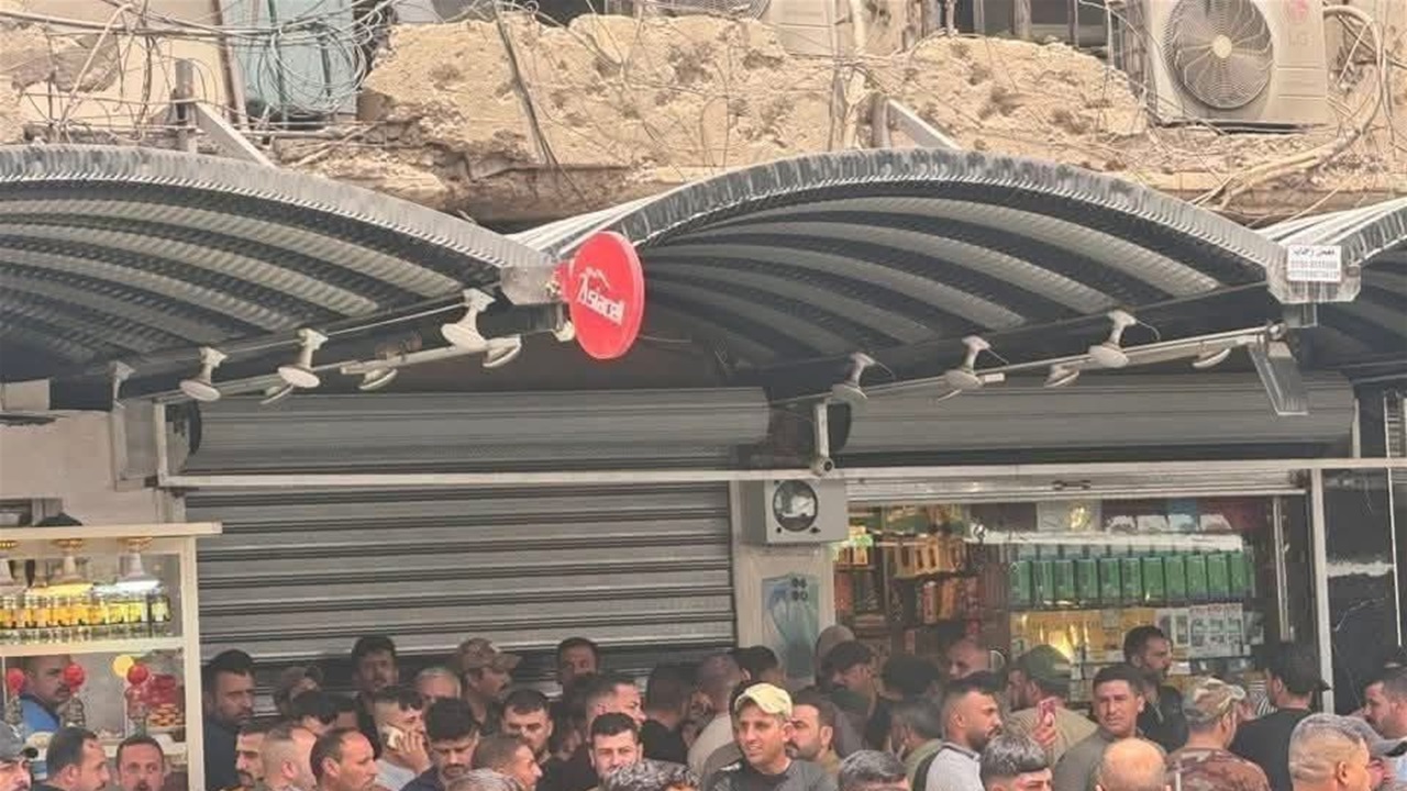 حل مشكلة رواتب الحشد يفتح أزمة جديدة.. مئات الالاف يتزاحمون على منافذ صرف محدودة (صور)