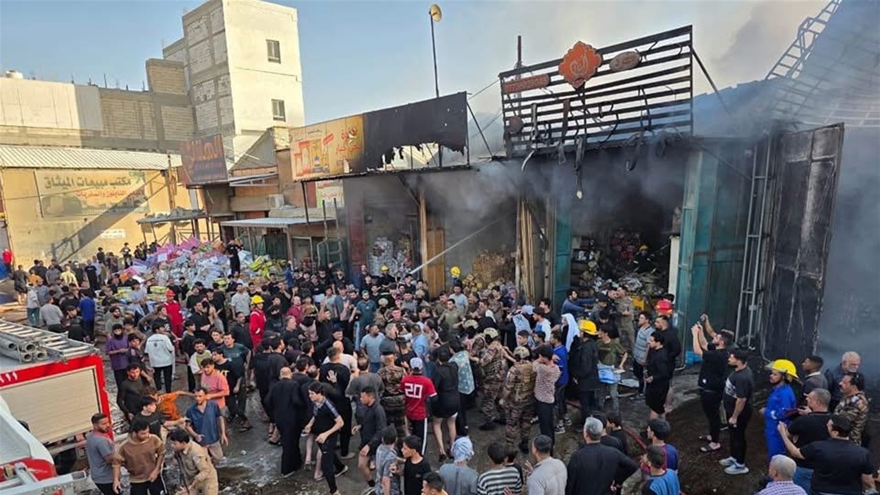 الدفاع المدني يُخمد حريقًا اندلع في مخازن تجارية بالبصرة